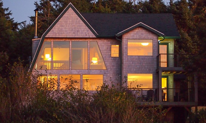 Cape Meares Casa | ¡Casa ideal para familias con bañera de hidromasaje privada y acceso a la playa, vistas al océano y al lago!