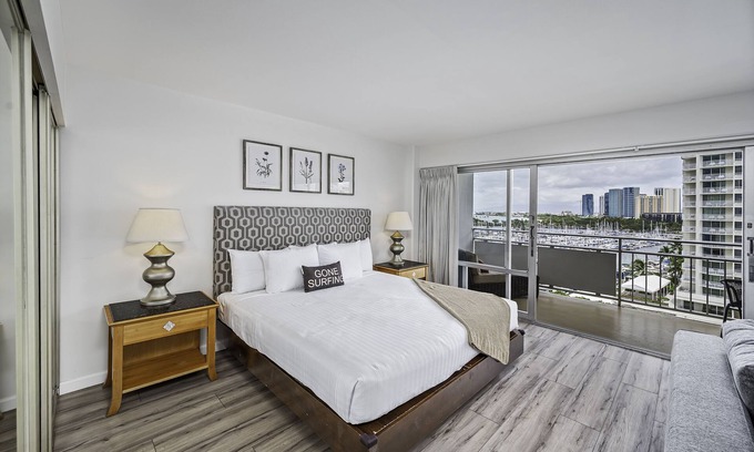 Waikiki Condominio | Ocean & Marina Views at Ilikai Hotel by the Beach w/Great Building Amenities