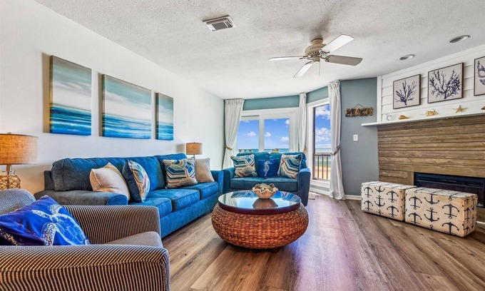 East End Condominio | OCEAN MILE I-6 is a beautiful 2 bedroom/2.5 bath townhome with amazing views!
