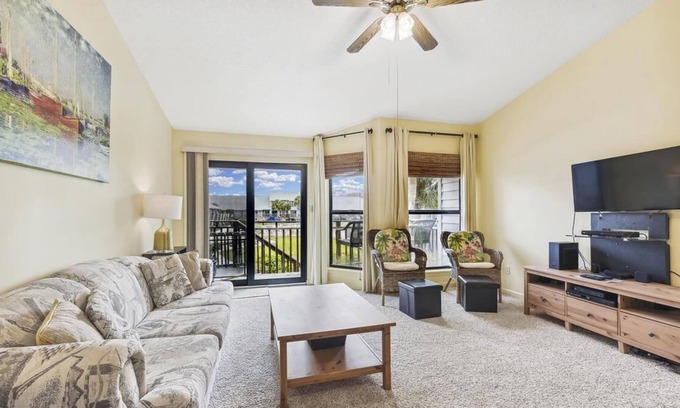 East End Condominio | Ocean Mile L-7 is a splendid 1 bedroom / 1 bath townhome with beautiful views.