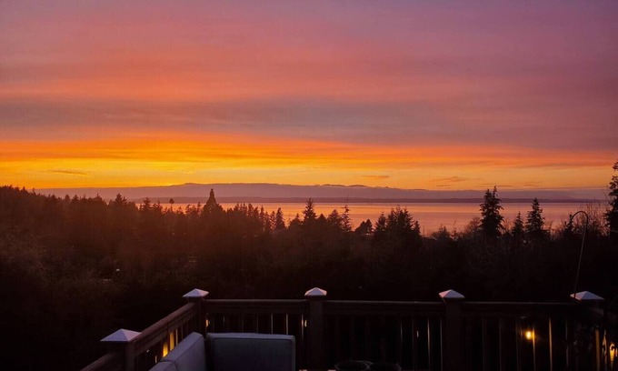 Edmonds Casa | Ocean&Mountain View/BBQ/King Bed/Game Room/Family