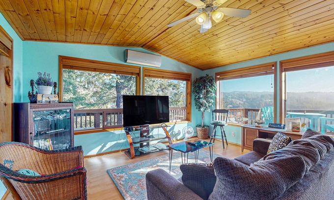 Brookings Cabina | Ocean/mountain view home in Boardman Scenic Corridor with great deck