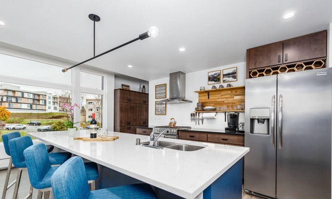 South Addition Casa | Ocean & mountain-view townhome with heated garage & fireplace - dog-friendly