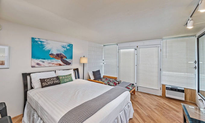 McCully - Moiliili Condominio | Ocean & Mountain Views Condo at the Island Colony w/Spectacular Amenities