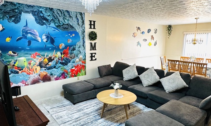 West Chester Casa | Ocean Palace -12 Guests-close to I-75,VOA park,W&S Tennis Tournament,King Island