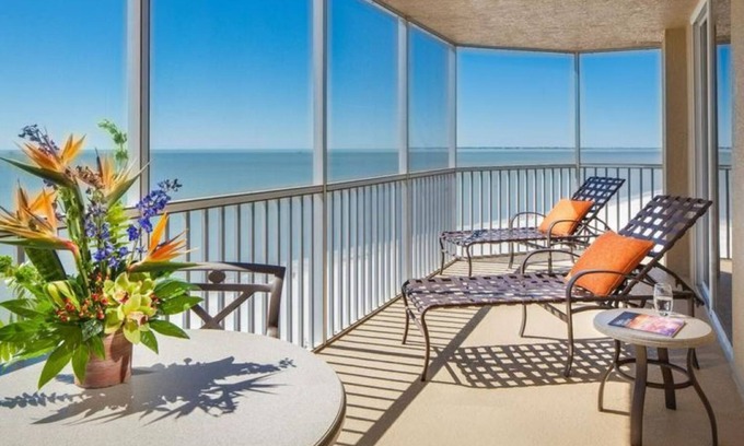Fort Myers Beach Complejo | Ocean/Pool View 703- Relax and recharge at Fort Myers Beach
