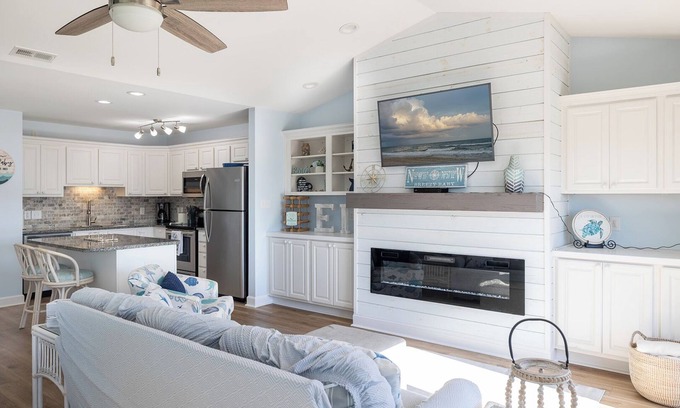 Emerald Isle Condominio | Ocean Reef 17-B2 - Almost Oceanfront 2BR 2BA - Complex Amenities