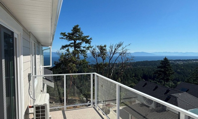 Regional District of Nanaimo Apartamento | Ocean Ridge Guest House. Stunning ocean views. - No cleaning fee!