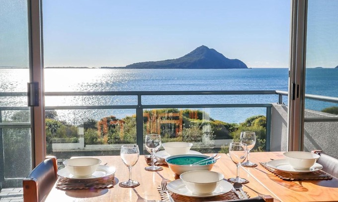 Nelson Bay Apartamento | Ocean Shores 12 Waterfront Unit with Sensational Water Views WiFI and Air Conditioning