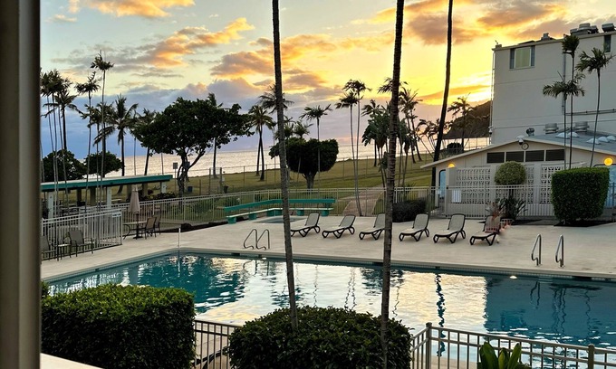 Makaha Apartamento | Ocean Sunset Retreat on West Oahu w/artist studio. 5 minutes to the pure ocean!