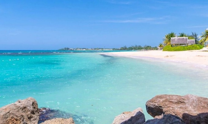 Stewart Town Apartamento | Ocean Tropical Escape Studio. Centrally located near restaurants & attractions