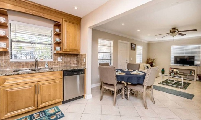 Lantana Casa | Ocean Vacation Breeze Your best vacation spot only 1 mile to the Lantana Beach.