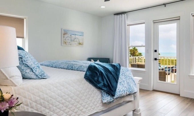 Jacksonville Beach Casa | Ocean View! 100 steps to feet in the sand! Super Clean!