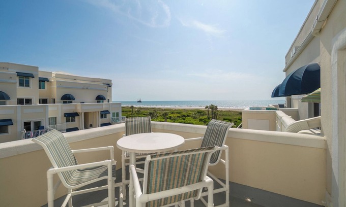 Cape Caneveral Beach Gardens Condominio | Ocean View, 2 Primary Suites, Heated Pool, Beach