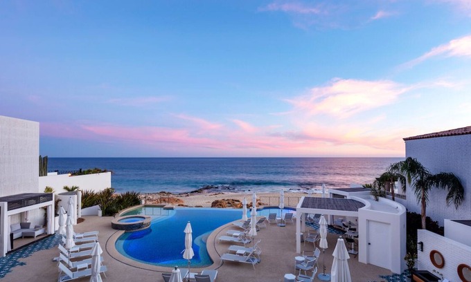 Buzzards Condominio | Ocean View 2bd Penthouse at the Beachfront Flats.