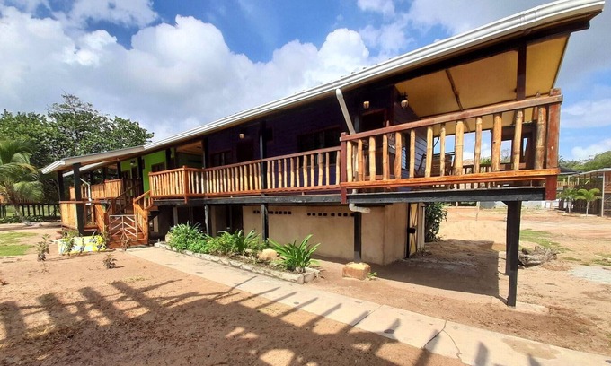 Gales Point Apartamento | Ocean View Beachfront Purple Cabana 1, AC, Wi-Fi, Swm Pool Access...