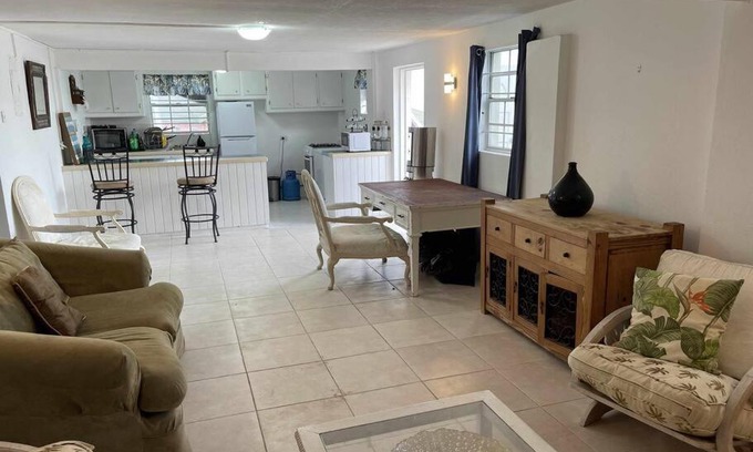 Rock Hall Apartamento | Ocean view, breezy 2-Bedroom Apt by the cliff