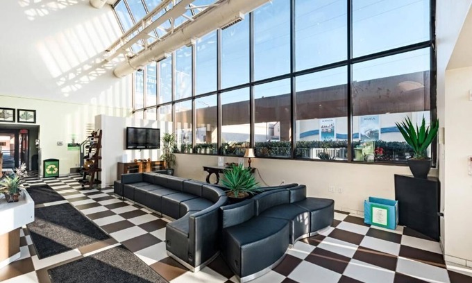 Northeast Virginia Beach Apartamento | Ocean view, easy to boardwalk, beach, restaurants, music venues. Free rideshare.