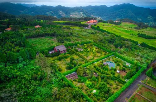 Santo da Serra Chalet De Esquí | Ocean View Garden Retreat by the Golf Course