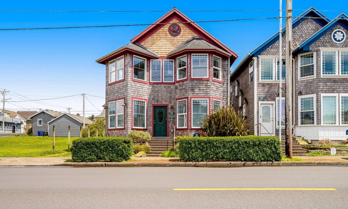 Newport Casa | Ocean view homes with hot tubs, enclosed yard, fireplace - 1 block to the beach