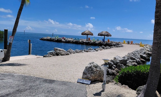 Windley Key Casa | OCEAN VIEW Islamorada 1/1 newly refreshed concrete house, & tiki in Islamorada