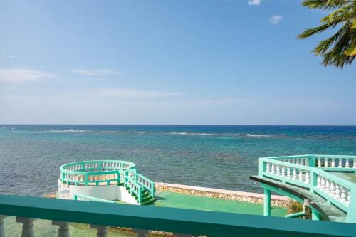 Montego Bay Casa | Ocean View King Room at Sahara Hotel