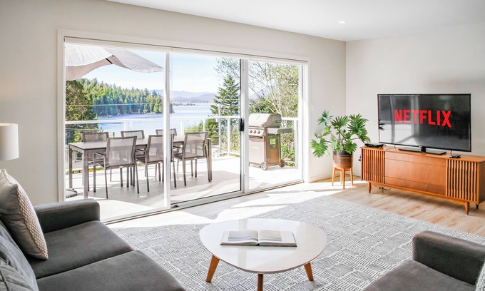 Tonquin Beach Casa | ¡Vista al océano! Ubicado a minutos de la playa de Tonquin ya 5 minutos a pie de la ciudad.