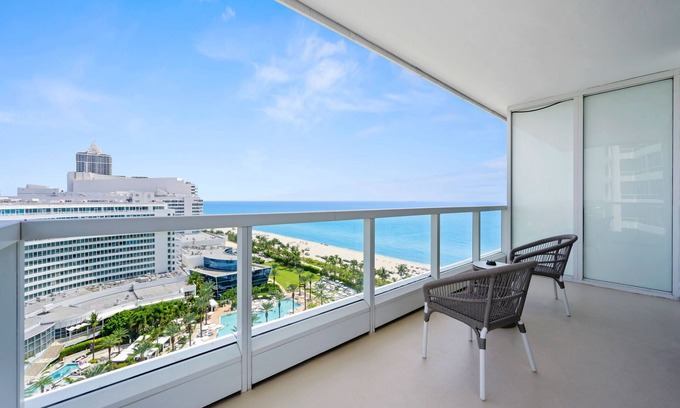 Mid Beach Hotel | Estudio de lujo con vista al mar en Sorrento en el hotel Fontainebleau en Miami Beach