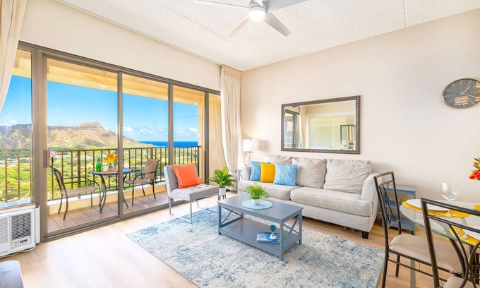 Western Honolulu Condominio | Ocean View Oasis with Free Parking: A Waikiki Gem!