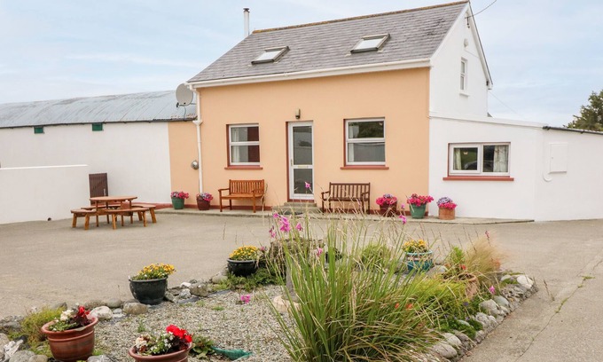 Ardnatrush Cabaña | OCEAN VIEW, pet friendly, with open fire in Skibbereen, County Cork