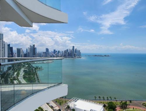 Panama City Casa | Ocean View Private Room Balcony, Pool, Rooftop Gym Next to Hilton Panama