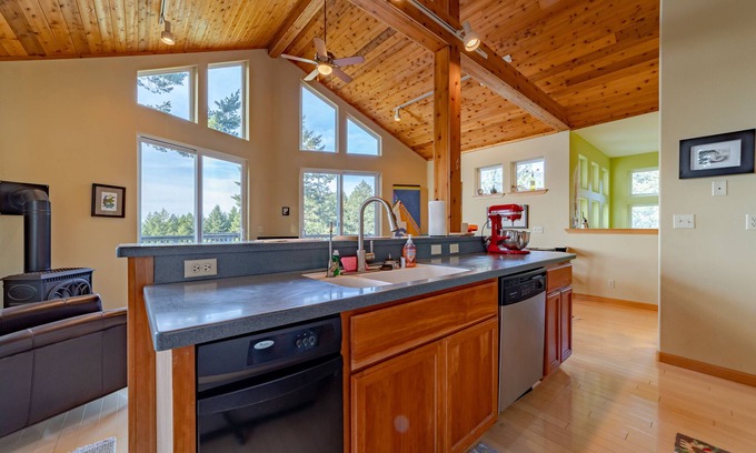 Shelter Cove Casa | Ocean View Retreat Deck, Grill, Sauna, Exercise Room, Fireplace, & Free WiFi