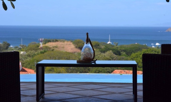 Coco Casa | Casa de una sola planta con vista al mar y piscina privada infinita. 10 minutos a pie de playa