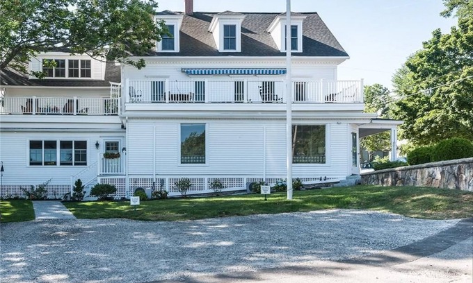 York Harbor Condominio | Ocean View Steps Away from York Harbor Beach! Now booking Fall 2025!