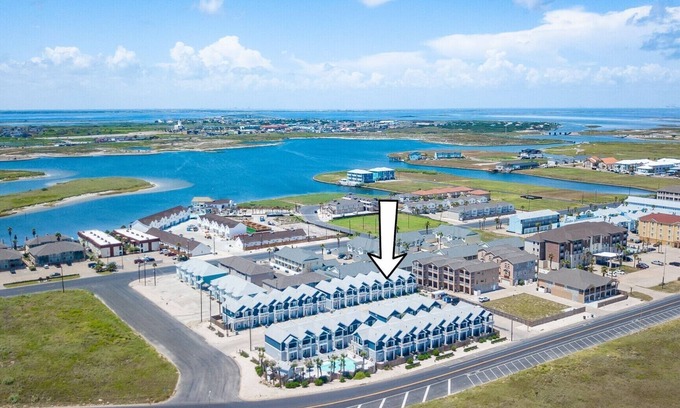 Corpus Christi Casa | Ocean view, steps from the beach!