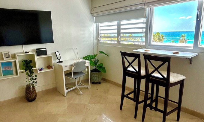 Isla Verde Apartamento | Ocean view studio centrally-located Isla Verde location.