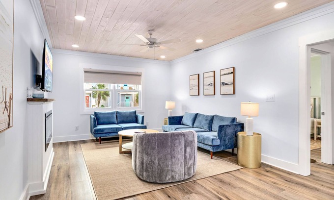 East End Apartamento | Ocean-view 2 bed 1 bath near island center on beautiful Saint George Island