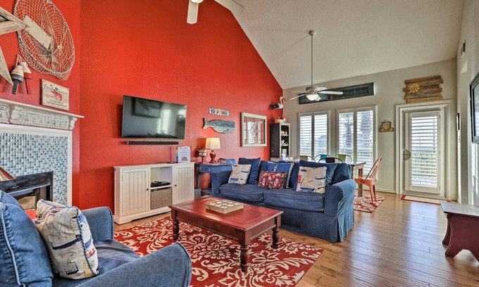 Isla Del Sol Casa | ¡NUEVO! Galveston Beach House w / Ocean Views + 2 Decks!