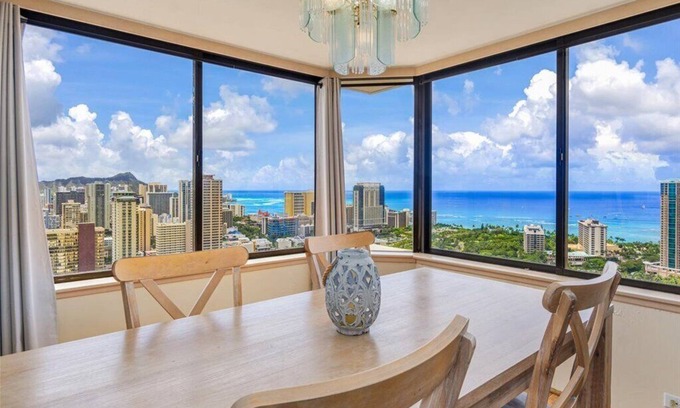McCully - Moiliili Apartamento | Actualizado!** cerca de la playa ** vistas al mar / amanecer / atardecer / Diamond Head! Ático..