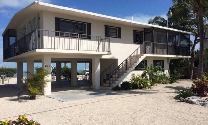 Islamorada Casa | Casa de 3 habitaciones con vista al mar y canal Dockage - 141 Ocean Ln.