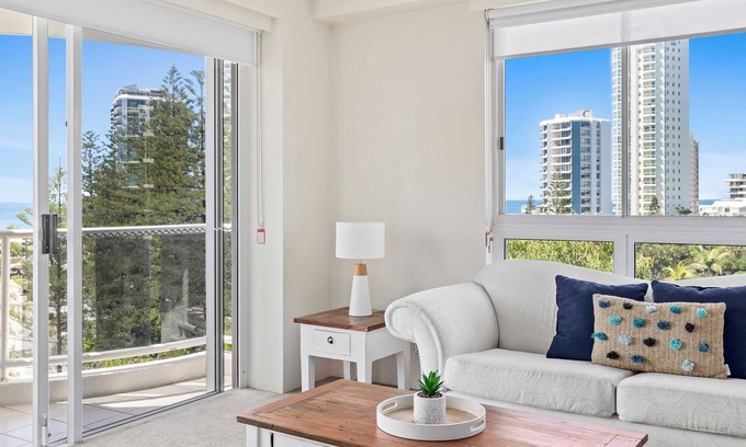 Main Beach Apartamento | Ocean views in an iconic luxury location!