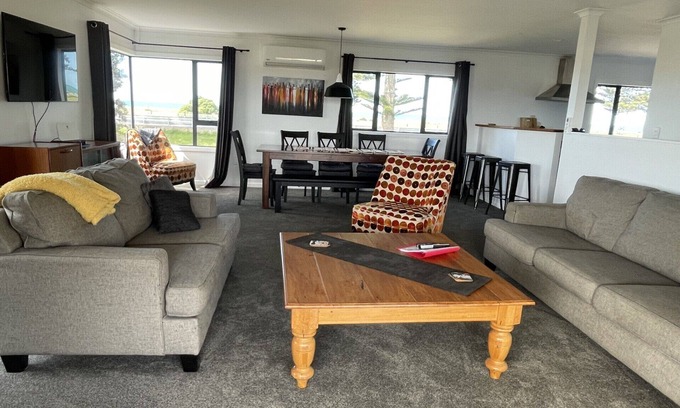 Napier Casa | Ocean views in large family home