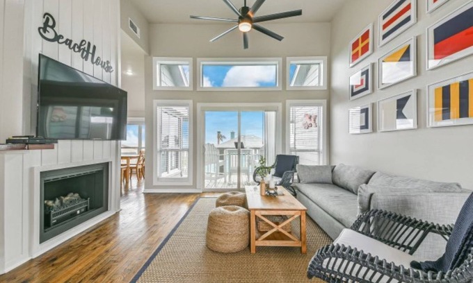 Galveston Casa | OCEAN VIEWS! Steps away from the sand! Arcade/Newly Remodeled!