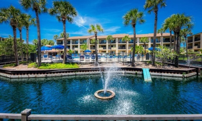 Surfcrest Village Condominio | Ocean Villas: Beachfront 2BR/2BA with Pool - Pet Friendly