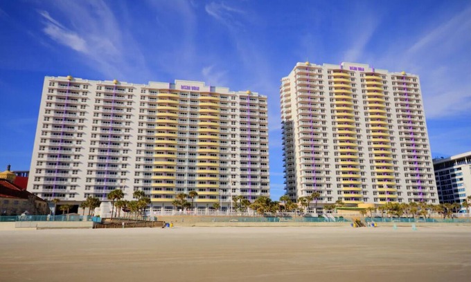 Seabreeze Historic District Complejo | Ocean Walk 2bed/2bath Deluxe Lock Off. in Daytona Beach, FL!