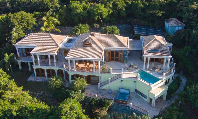 Great Cruz Bay Casa | Oceana: Villa Clásica de 6 hab. Con piedra nativa del Caribe con piscina y vista espectacular