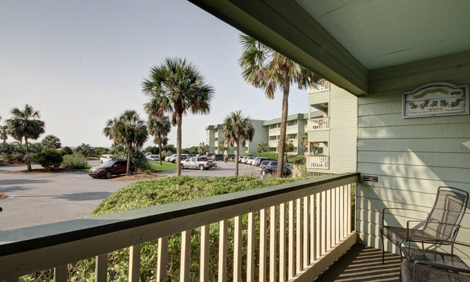 Isle of Palms Condominio | Oceanfront 1st Floor Condo! Community Pool & Fishing Pier! Iin the Heart of IOP!