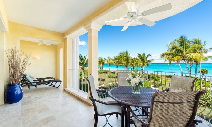 Grace Bay Condominio | Recientemente remodelada suite de 2 dormitorios frente al mar en Grace Bay en Villa Renaissance