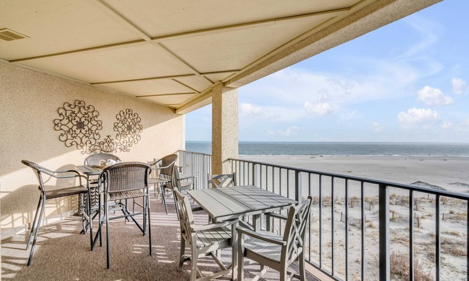 Isle of Palms Condominio | Oceanfront 2BR, 2BA Condo in Wild Dunes! Community Pool! Great View Looking at the Atlantic Ocean!