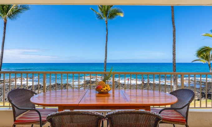 Historic Kailua Village Condominio | Unidad de esquina frente al mar en el segundo piso. ¡El más grande de dos dormitorios con capacidad para 5 en camas! D18